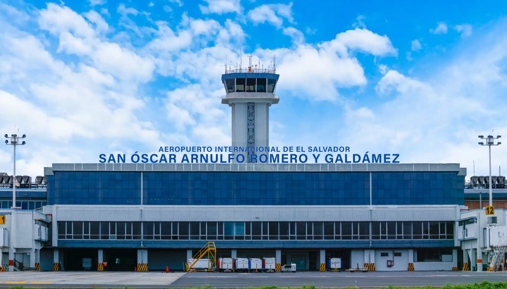 Aeropuerto Internacional de El Salvador - Vistazo a su nombre.